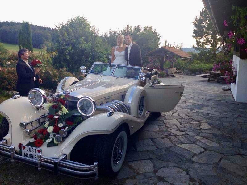 Voiture Excalibur lors d'un mariage à Attalens