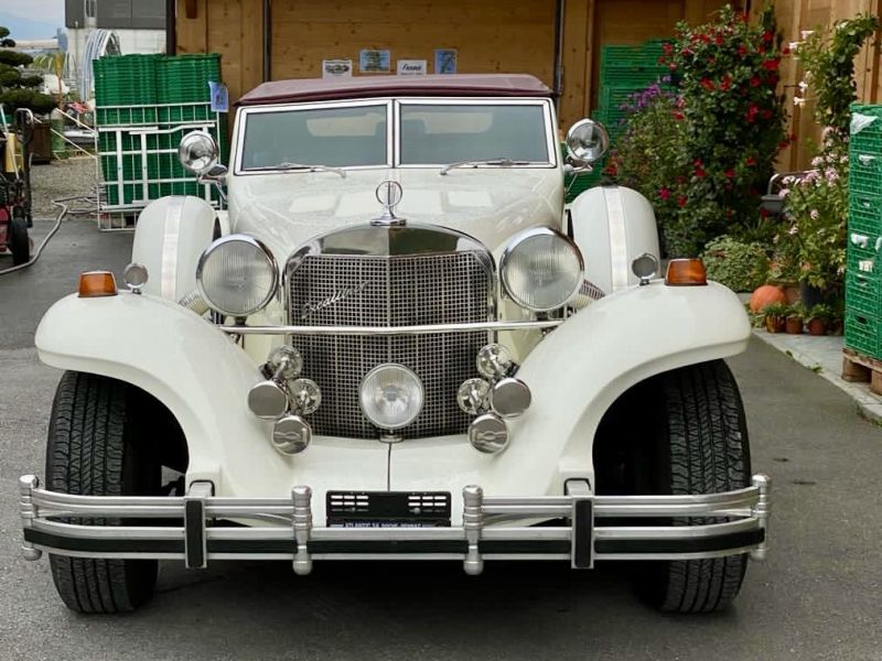 Voiture Excalibur vue de face avec toit en cuir