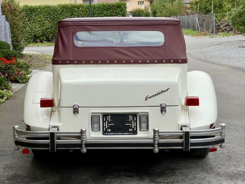 Voiture Excalibur vue de derrière avec toit en cuir