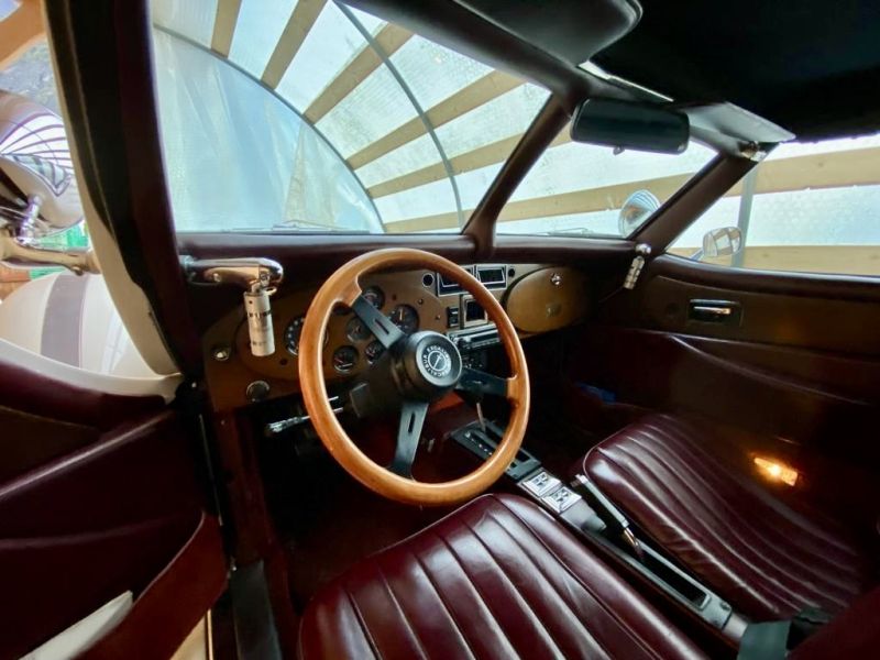 Vue intérieure d'une voiture Excalibur avec assises en cuir.