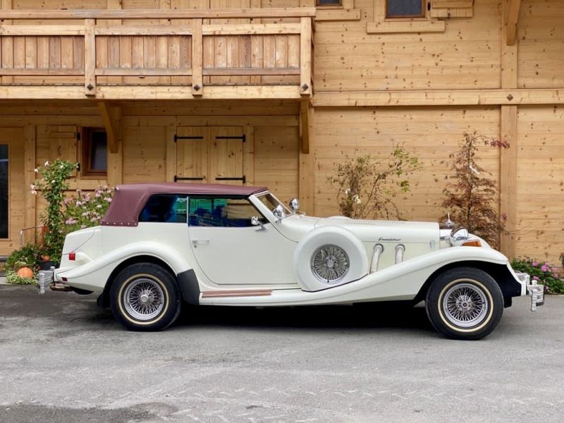 Voiture Excalibur vue de côté avec toit en cuir
